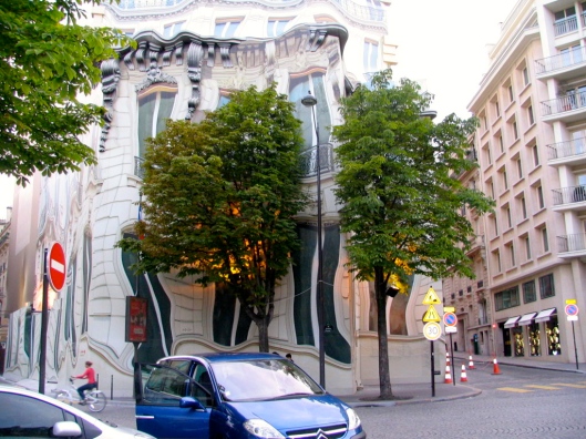 This building in Paris looks a bit wobbly.  No trick photography involved 